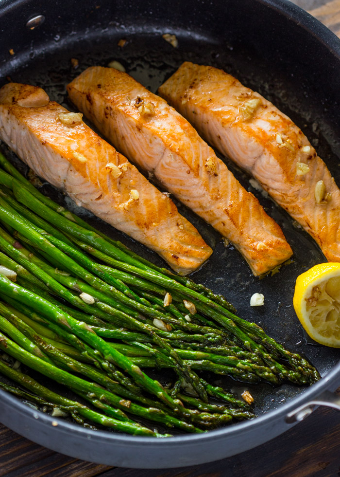 10 Minute One Pan Lemon Garlic Salmon and Asparagus
